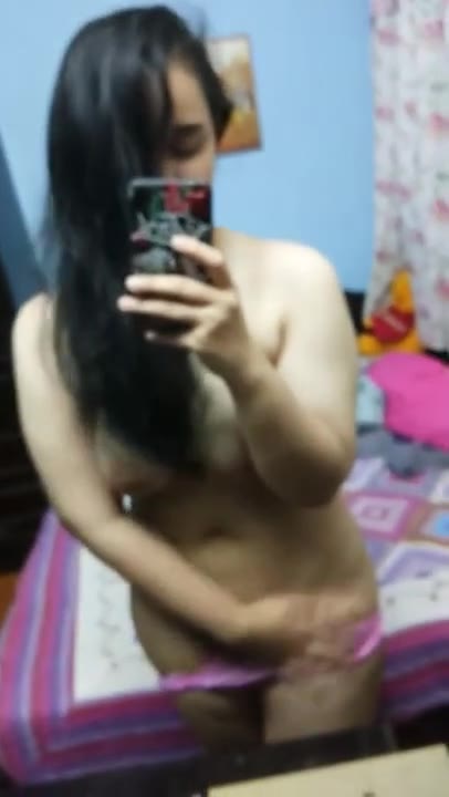 Gadis melayu merakam video semasa membuka pakaian