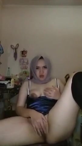 Horny malay slut fingers her hot pussy